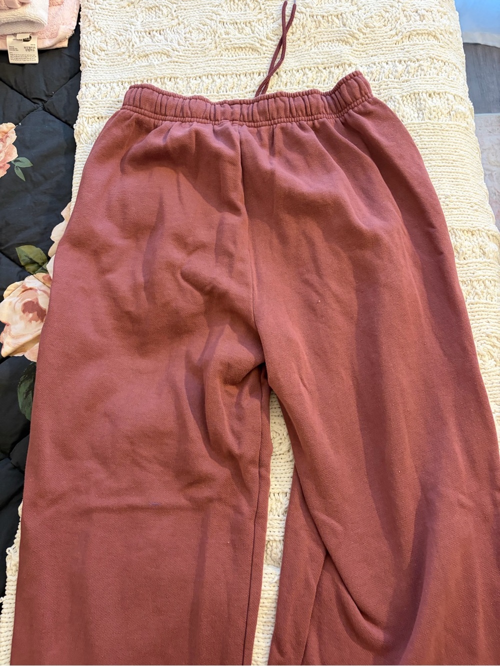 ALO Yoga Mauve Accolade Sweatpant - Picture 4 of 5